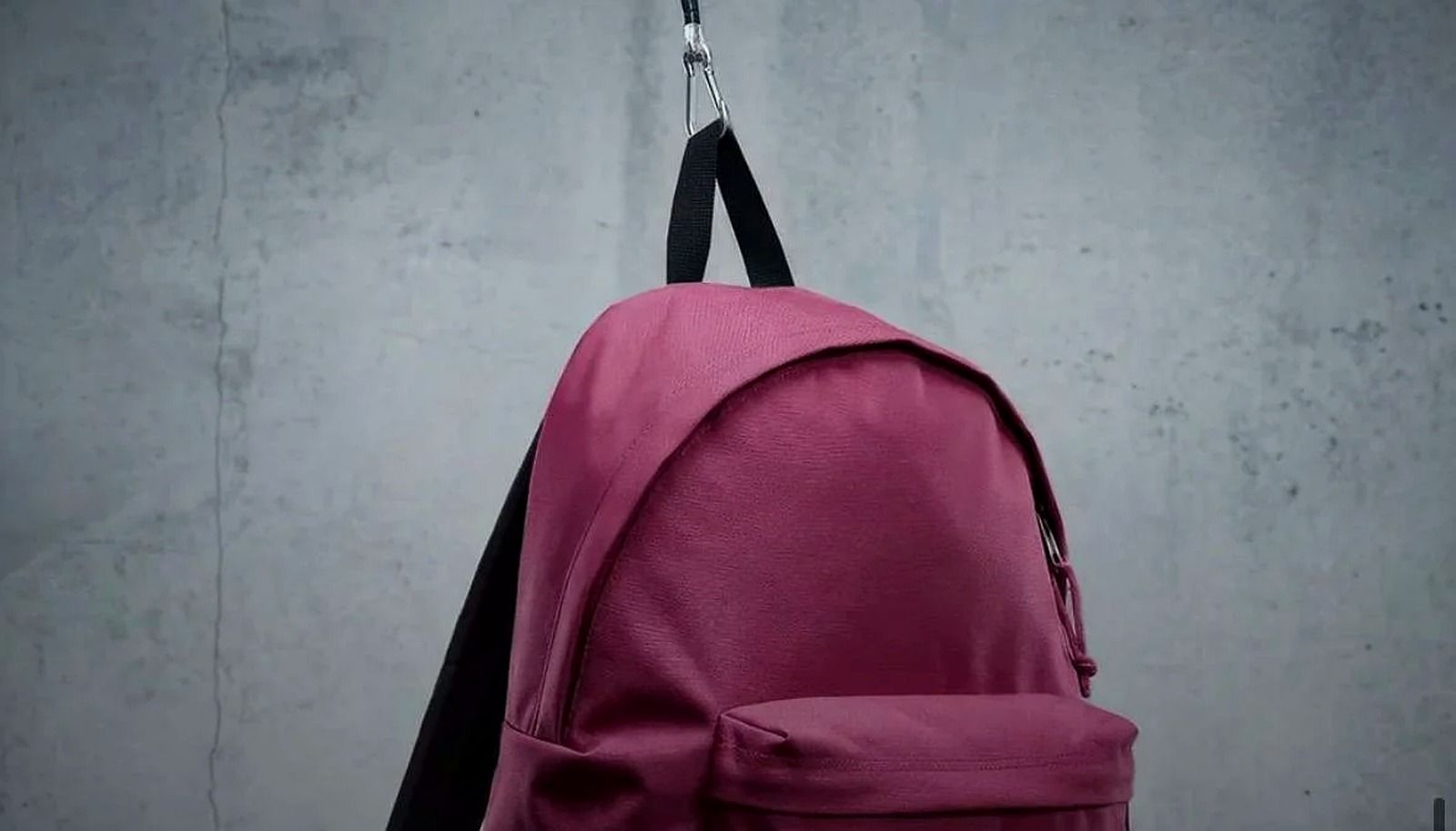 Viajero con mochila Nordvek en una estación al amanecer